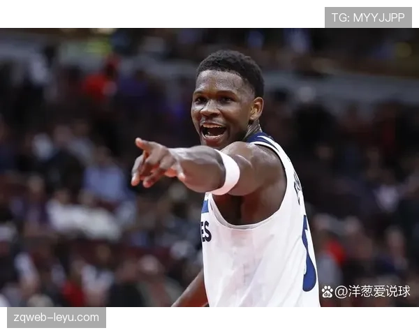 爱德华兹三分命中率提升显著 拉开球队进攻空间
